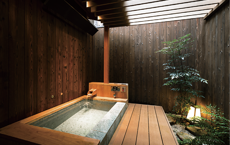 日本家屋の雰囲気を残した露天風呂